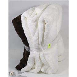 BUNDLE OF 4 LARGE TOWELS
