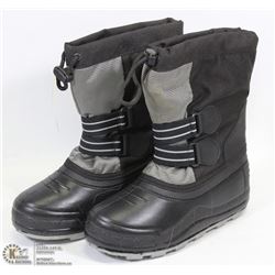 BOX W/NEW PAIR OF KIDS WINTER BOOTS