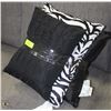 Image 1 : BUNDLE OF 3 SHOWHOME DECORATIVE THROW PILLOWS