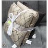 Image 1 : BUNDLE OF 3 SHOWHOME DECORATIVE THROW PILLOWS