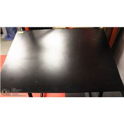 DRAFTING TABLE WITH ADJUSTABLE LEGS