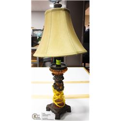 ANTIQUE STYLE SHOWHOME TABLE LAMP.