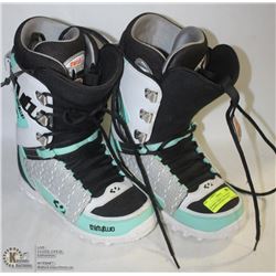 WOMENS THIRTY TWO BRAND SNOWBOARD BOOTS SIZE 9