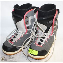 WOMENS ELAN BRAND SNOWBOARD BOOTS SIZE 8