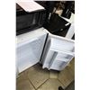 Image 2 : WHITE KENMORE BAR FRIDGE