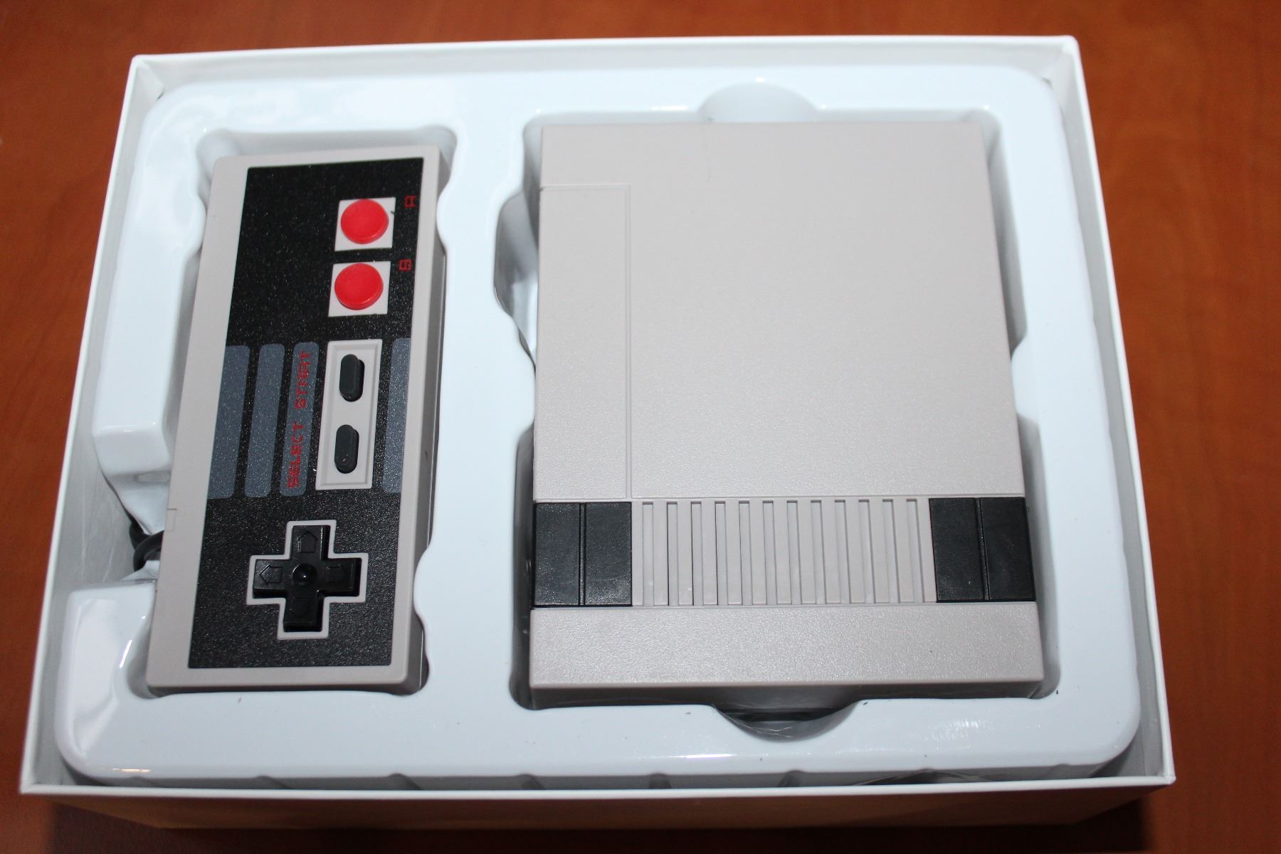 NEW NINTENDO MINI WITH 620 BUILT IN GAMES WITH 2 CONTROLLERS