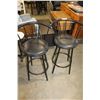 Image 2 : 2 BLACK METAL BAR STOOLS