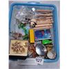 Image 1 : TRAY OF JEWELLRY COLLECTIBLES AND GLASS HANDLES