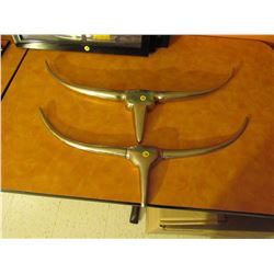 2 metal longhorn wall hangings