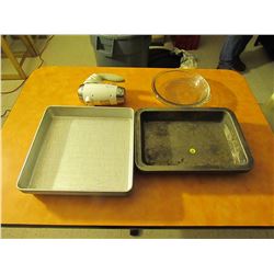8 metal baking trays & hand mixer, 2 pyrex baking dishes