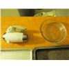 Image 3 : 8 metal baking trays & hand mixer, 2 pyrex baking dishes