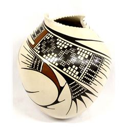Mata Ortiz Pottery Jar by Betty Quezada