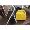 Image 2 : STEP AND JERRY CAN