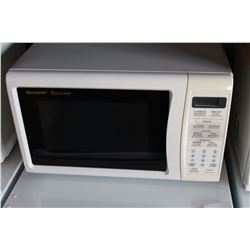 WHITE SHARP CAROUSEL MICROWAVE