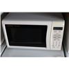 Image 1 : WHITE SHARP CAROUSEL MICROWAVE