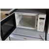 Image 2 : WHITE SHARP CAROUSEL MICROWAVE