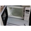 Image 2 : WHITE PANASONIC MICROWAVE