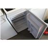 Image 2 : WHITE KENMORE BAR FRIDGE