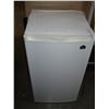 Image 2 : WHITE IGLOO BAR FRIDGE