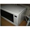 Image 1 : WHITE MICROWAVE
