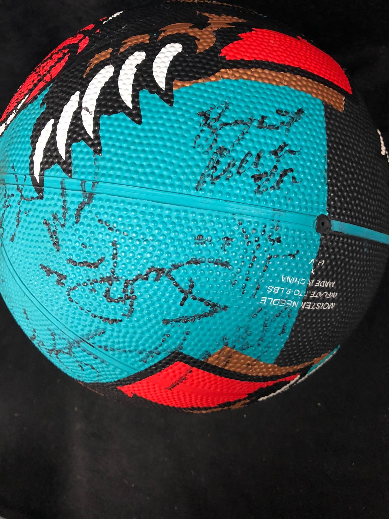 MEMPHIS GRIZZLIES TEAM AUTOGRAPHED SPALDING BASKETBALL