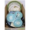 Image 1 : BOX WITH LARGE BLACK BOWL, BLUE GRAPES & FLOWER