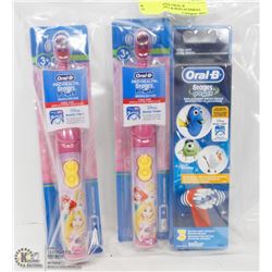 BAG WITH 2 KIDS ORAL B TOOTHBRUSHES & REPLACEMENT
