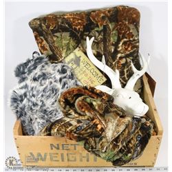 WOODEN CRATE WITH CABIN THEMED DÉCOR