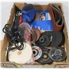Image 1 : FLAT OF SANDING DISCS AND PAPER WITH PALM SANDER