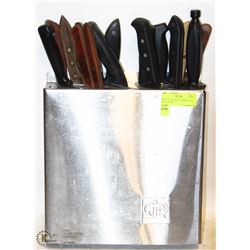 KNIFE RACK WITH 15 KNIVES AND SHARPENER.