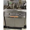 Image 1 : DOUBLE BAY FRYMASTER DEEP FRYER WITH 3 BASKETS