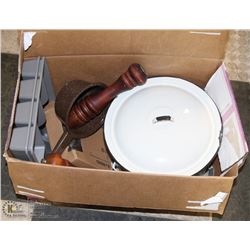KITCHEN LOT WITH LARGE ENAMELSOUP POT, NEW IKEA