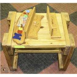 SOLID PINE TABLE AND WALL DÉCOR