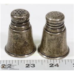 A PAIR OF STERLING SILVER SALT / PEPPER SHAKERS