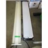 Image 1 : 2 Fluorescent Light Fixtures