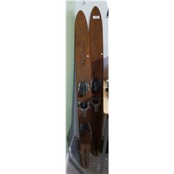 SET VINTAGE WATER SKIS