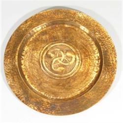 Art Nouveau style hammered copper plate with central stylised decoration, 28cm diameter