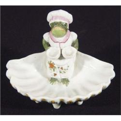 Hand painted Continental porcelain shell shaped dish, modelled with a frog in a maid's uniform, 10cm
