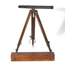 Wooden cased Ross, London, gunsight with wooden adjustable tripod