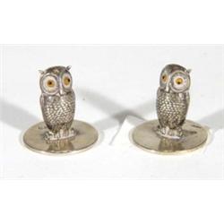 Pair of silver owl design place menu card holders with glass eyes, Chester, 1905, 4cm high