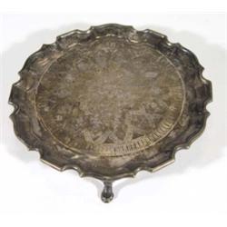 Small silver salver on three feet, London, 1942, 16cm diameter