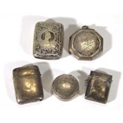 Chased silver plated snuff box, Continental silver pill box, a floral chased silver compact and two