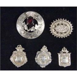 Small bag of assorted silver jewellery including thistle brooch