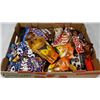 Image 1 : FLAT OF ASSORTED CANDY AND CHOCOLATE.