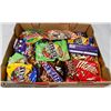 Image 1 : FLAT OF ASSORTED CANDY AND CHOCOLATE.