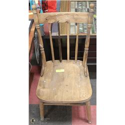 ANTIQUE WOODEN CHAIR