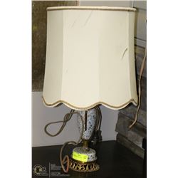 1930S ORNATE GILT TABLE LAMP.
