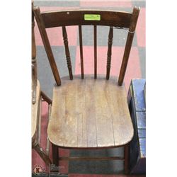 ANTIQUE WOODEN CHAIR