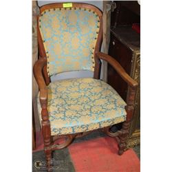 ANTIQUE WOOD ARM CHAIR.