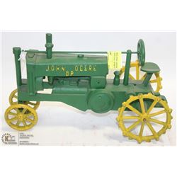 LARGE VINTAGE CAST IRON JOHN DEERE TRACTOR.